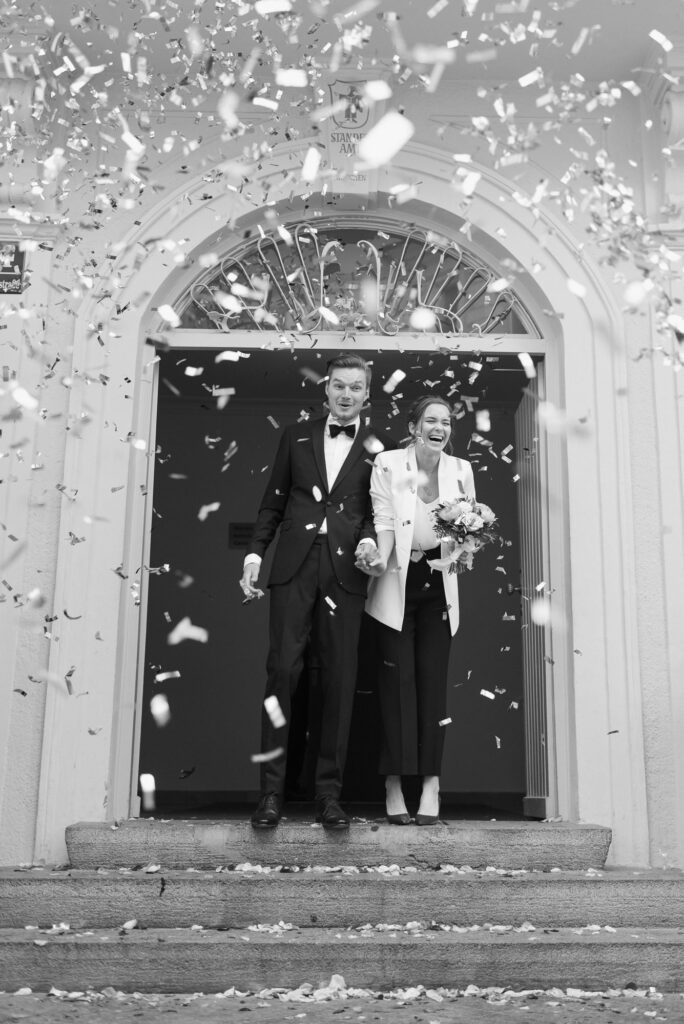 Emotionale Trauung im Standesamt Mandlstraße München, fotografiert von Judith Stoop